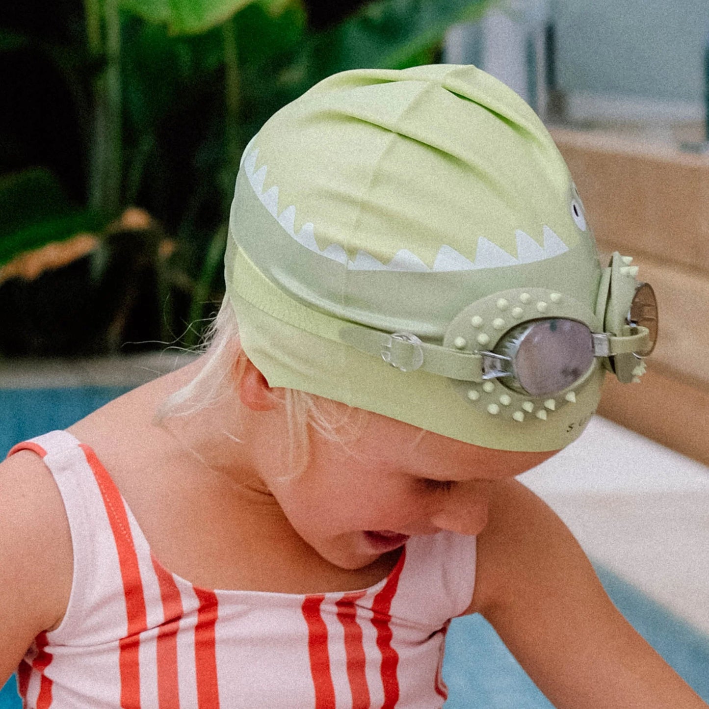 SUNNYLIFE : Kids Swim Goggles - Cookie the Croc Khaki