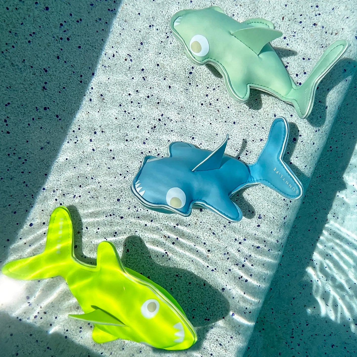 SUNNYLIFE : Dive Buddies - Salty the Shark Aqua Neon Yellow